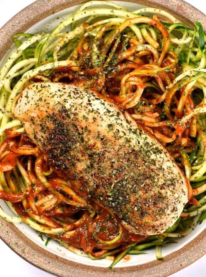 Skillet Garlic Basil Chicken Recipe - This quick and easy, one skillet Garlic Basil Chicken recipe comes together quickly for a fresh, delicious meal the whole family will love! Made with less than 10 ingredients and ready in less than 30 minutes! // addapinch.com