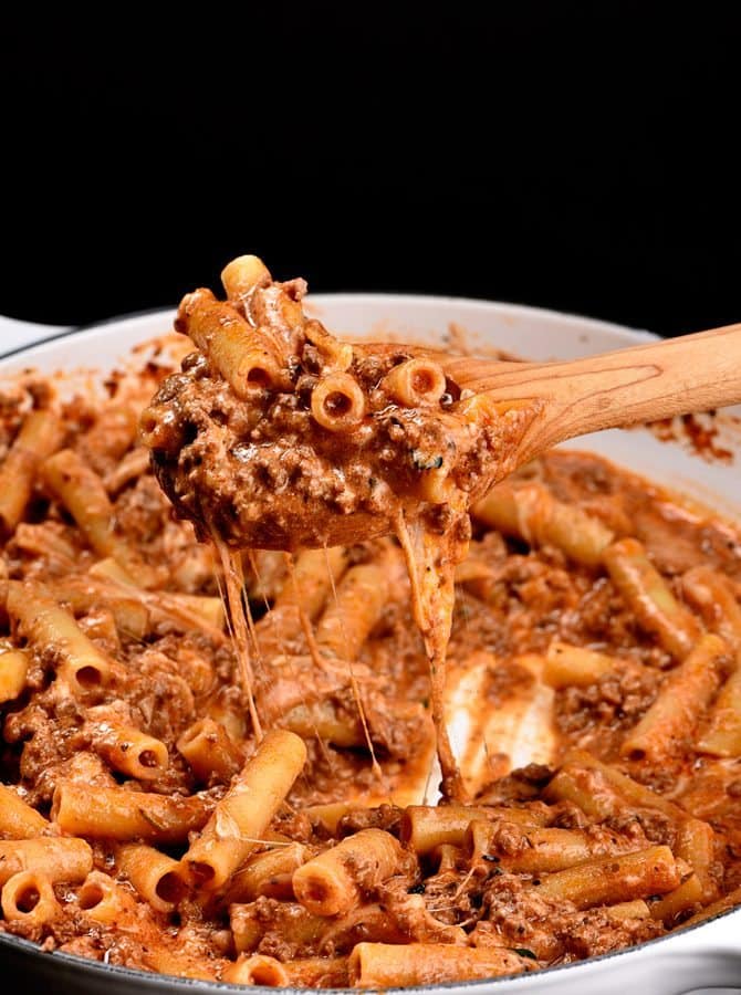 Skillet Beef Ziti Recipe - This Skillet Beef Ziti Recipe makes a quick and easy weeknight supper that the whole family loves! The pasta cooks right in the skillet and goes straight from the cooktop to the table in 30 minutes! // addapinch.com