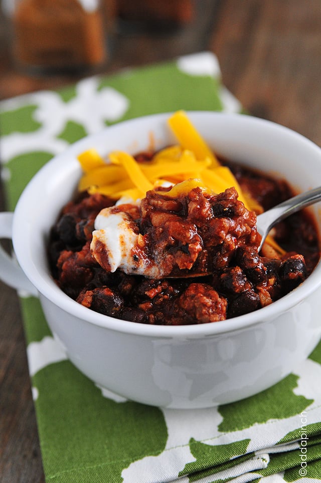 Réception de chili aux haricots noirs - Le chili aux haricots noirs est parfait pour un souper de semaine rapide. Prêt en 30 minutes, ce chili est plein de bœuf haché, de haricots noirs et de tonnes de saveurs ! // addapinch.com