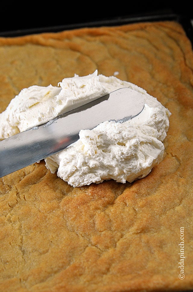 Eyeball Halloween Cookie Cake | ©addapinch.com