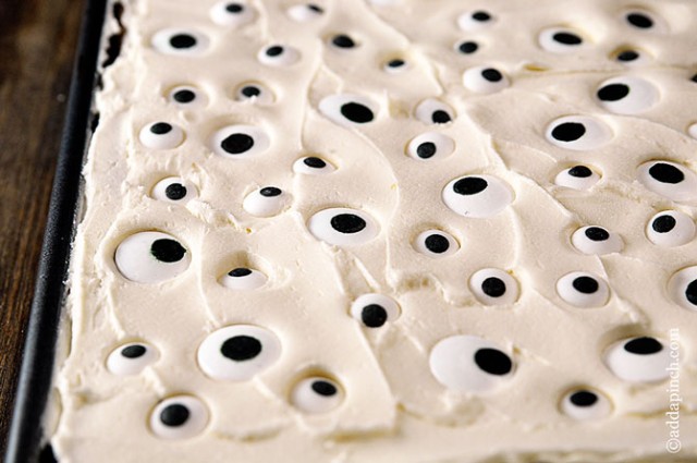 Eyeball Halloween Cookie Cake | ©addapinch.com