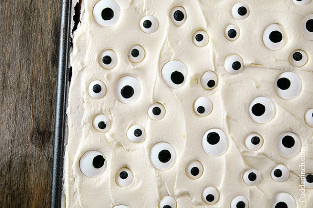 Eyeball Halloween Cookie Cake | ©addapinch.com