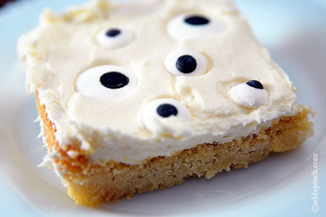 Eyeball Halloween Cookie Cake | ©addapinch.com