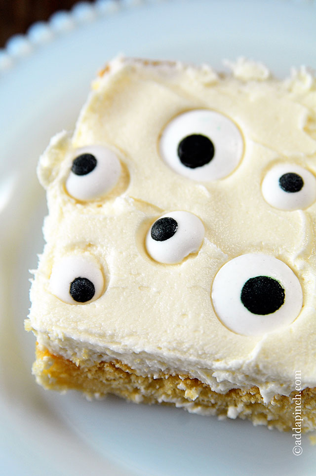Eyeball Halloween Cookie Cake | ©addapinch.com