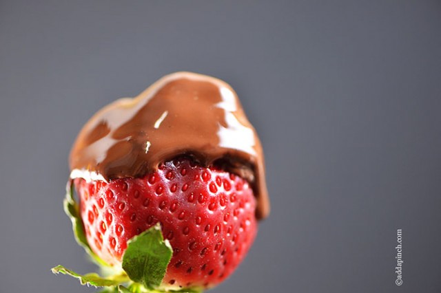 Skinny Chocolate Fondue | ©addapinch.com