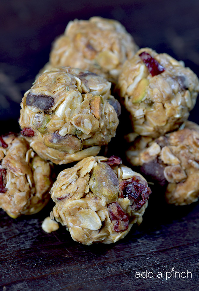 These No Bake Granola Bites are perfect for breakfast, a snack, or a sweet treat on the go! // addapinch.com