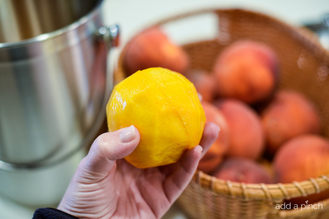 Learning how to freeze fresh peaches preserves that juicy summer peach for later use in just a few simple steps! // addapinch.com