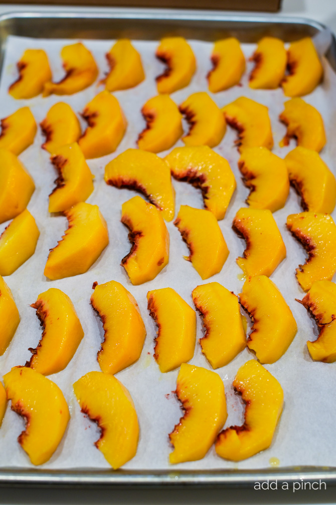 Learning how to freeze fresh peaches preserves that juicy summer peach for later use in just a few simple steps! // addapinch.com