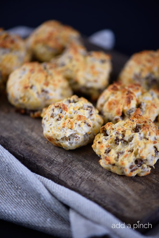 These sausage cheddar biscuit bites are a quick and easy, yet oh so delicious biscuit recipe your whole family is sure to love! // addapinch.com