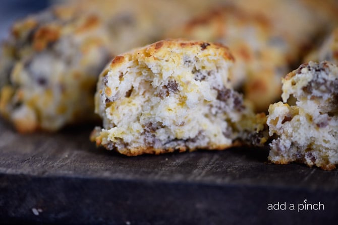 These sausage cheddar biscuit bites are a quick and easy, yet oh so delicious biscuit recipe your whole family is sure to love! // addapinch.com