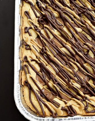 Peanut Butter Cup Blondies Recipe - This Peanut Butter Cup Blondies recipe is always a crowd favorite! So easy and perfect for the peanut butter and chocolate lover! // addapinch.com