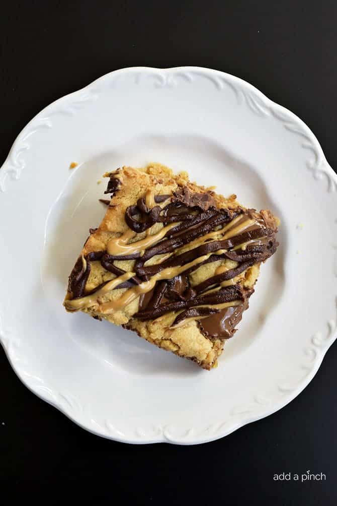 Peanut Butter Cup Blondies Recipe - This Peanut Butter Cup Blondies recipe is always a crowd favorite! So easy and perfect for the peanut butter and chocolate lover! // addapinch.com