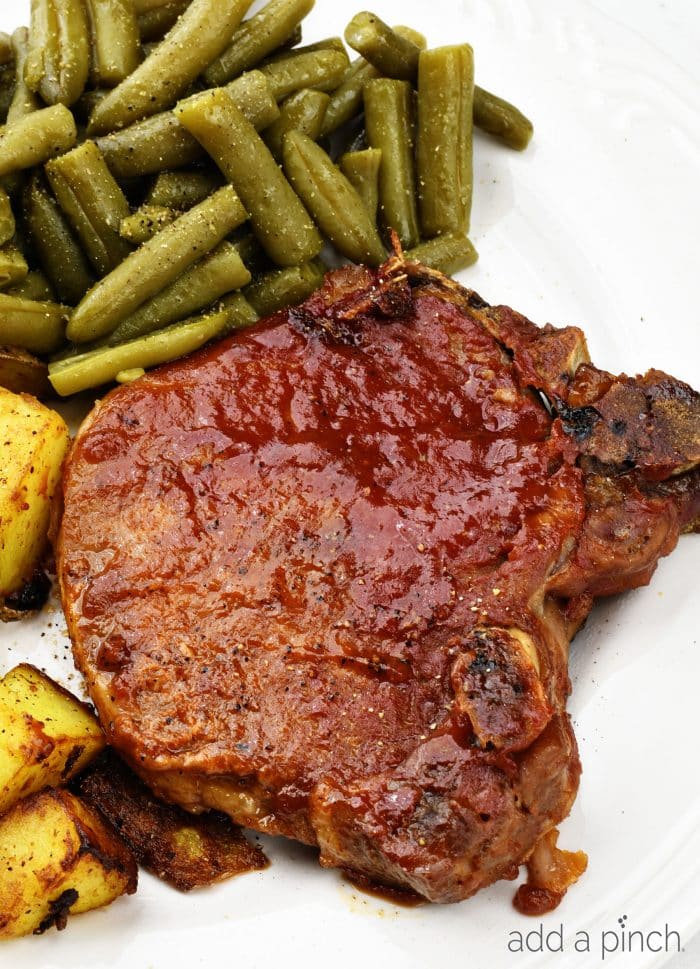 Fogão Grelhado BBQ Costeletas de Porco - O fogão lento torna estas costeletas de porco tenras e uma preferida da família! Apenas 5 minutos de tempo de preparação fazem desta uma refeição de fim-de-semana favorita! // addapinch.com