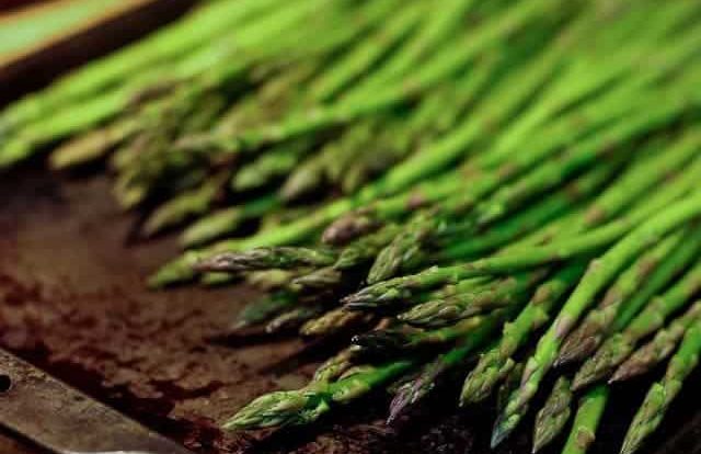 roasted asparagus recipe | ©addapinch.com