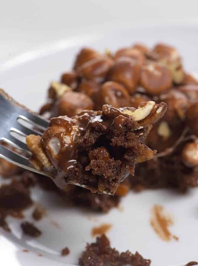 Mississippi Mud Cake Recipe - Mississippi mud cake is a simple, yet scrumptious chocolate dessert with marshmallows, pecans and a rich chocolate icing. // addapinch.com