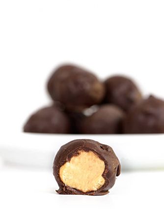 Peanut Butter Balls Recipe - the perfect combination of peanut butter and chocolate! This simple, no-bake recipe makes peanut butter balls everyone loves! // addapinch.com