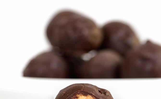 Peanut Butter Balls Recipe - the perfect combination of peanut butter and chocolate! This simple, no-bake recipe makes peanut butter balls everyone loves! // addapinch.com