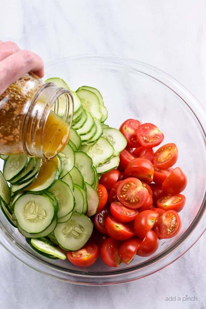 gurka tomatsallad recept - en snabb och enkel sommar häftklammer, denna gurka och tomatsallad går bra med fisk, kyckling, fläsk eller en tallrik fylld med grönsaker! Lägg i lök också om du vill! // addapinch.com