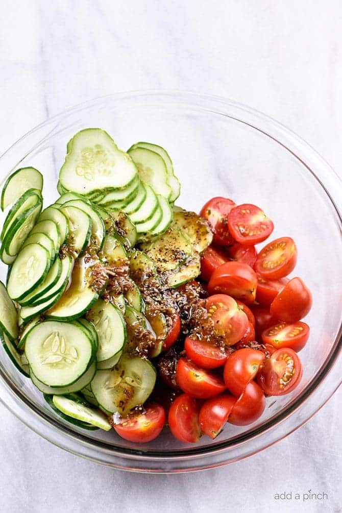 Cucumber Tomato Salad Recipe-Un fiocco estate facile e veloce, questa insalata di cetrioli e pomodori va bene con pesce, pollo, maiale, o un piatto pieno di verdure! Aggiungi anche le cipolle se ti piace! // addapinch.com