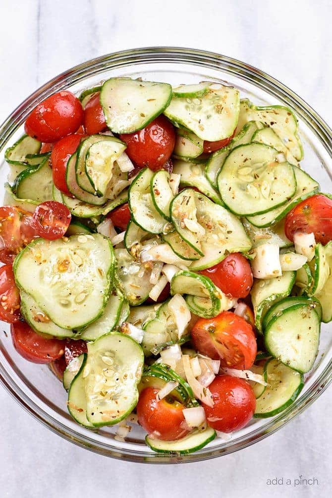 Cucumber Tomato Salad Recipe-Un fiocco estate facile e veloce, questa insalata di cetrioli e pomodori va bene con pesce, pollo, maiale, o un piatto pieno di verdure! Aggiungi anche le cipolle se ti piace! // addapinch.com