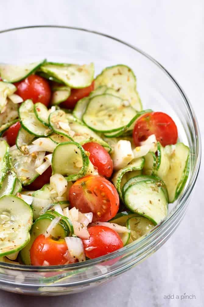 Cucumber Tomato Salad Recipe-Un fiocco estate facile e veloce, questa insalata di cetrioli e pomodori va bene con pesce, pollo, maiale, o un piatto pieno di verdure! Aggiungi anche le cipolle se ti piace! // addapinch.com