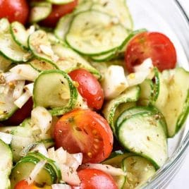 Agurk Tomat Salat Oppskrift - en rask og enkel sommer stift, denne agurk og tomat salat går bra med fisk, kylling, svinekjøtt, eller en plate fylt med grønnsaker! Legg i løk også hvis du vil! // addapinch.com