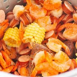 receita de cozedura de camarão-esta receita clássica de cozedura de camarão é a favorita da família! Feito com camarão fresco, batatas, salsicha e milho! // addapinch.com