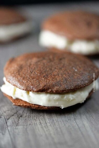 Peppermint Cream Chocolate Cookies Sandwiches make a chocolate and peppermint lover's dream cookie recipe. // addapinch.com