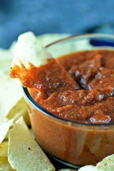 Easy Restaurant Style Salsa Recipe - This salsa recipe is easy to make in minutes! No cooking required for this fresh, delicious restaurant style salsa recipe! // addapinch.com