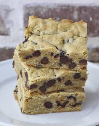 Chocolate Chip Blondies Recipe - This chocolate chip blondies recipe makes a delicious, sweet treat or dessert. Filled with chocolate chips, this simple blondie recipe will become a favorite! // addapinch.com