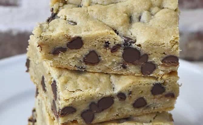 Chocolate Chip Blondies Recipe - This chocolate chip blondies recipe makes a delicious, sweet treat or dessert. Filled with chocolate chips, this simple blondie recipe will become a favorite! // addapinch.com