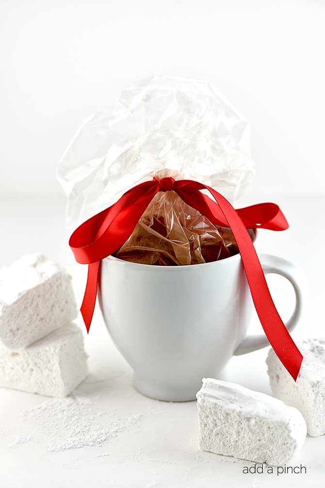 homemade-christmas-gift-hot-cocoa-mug-with-peppermint-stir-sticks