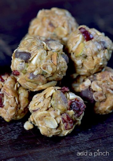 These No Bake Granola Bites are perfect for breakfast, a snack, or a sweet treat on the go! // addapinch.com