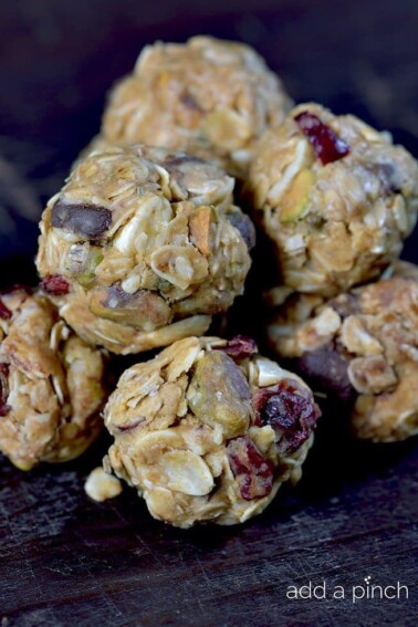 These No Bake Granola Bites are perfect for breakfast, a snack, or a sweet treat on the go! // addapinch.com