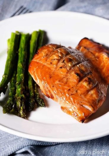 This orange salmon recipe makes a delicious, quick and easy weeknight meal perfect for family suppers or when entertaining! // addapinch.com