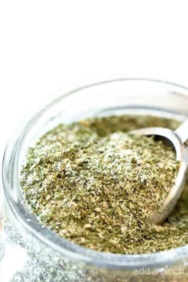 Homemade Ranch Seasoning Mix - Homemade ranch seasoning makes a great seasoning to keep on hand for ranch dressing, dips, chips, and more! // addapinch.com