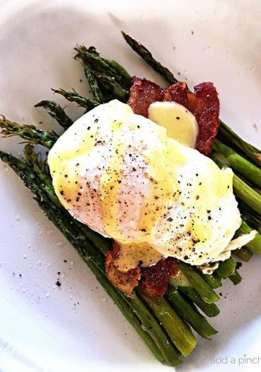 Eggs Benedict with Asparagus Recipe - This Eggs Benedict with Asparagus makes a delicious recipe for breakfast, brunch or even a light supper! // addapinch.com