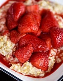 Strawberry Overnight Oats Recipe - Overnight oats make for a quick and easy breakfast. Made of steel-cut oats, your choice of milk, and topped with fresh strawberries! So delicious! // addapinch.com