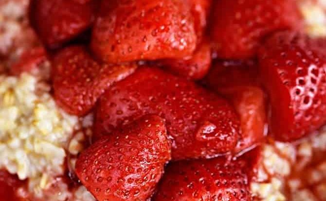 Strawberry Overnight Oats Recipe - Overnight oats make for a quick and easy breakfast. Made of steel-cut oats, your choice of milk, and topped with fresh strawberries! So delicious! // addapinch.com