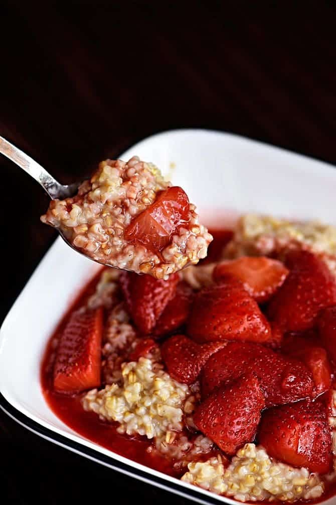 Strawberry Overnight Oats Recipe - Overnight oats make for a quick and easy breakfast. Made of steel-cut oats, your choice of milk, and topped with fresh strawberries! So delicious! // addapinch.com