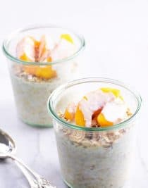 Peaches and Cream Overnight Oats Recipe - Peaches and Cream Overnight Oats make an easy and delicious breakfast or snack! Made with oats, peaches, and cream, this is a recipe perfect for busy mornings! // addapinch.com