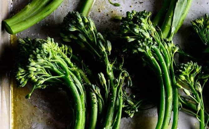 Roasted Broccoli Rabe Recipe - This Roasted Broccoli Rabe recipe makes a quick and easy side dish recipe perfect for weeknight meals! One simple step makes your broccoli rabe tender and tasty! // addapinch.com
