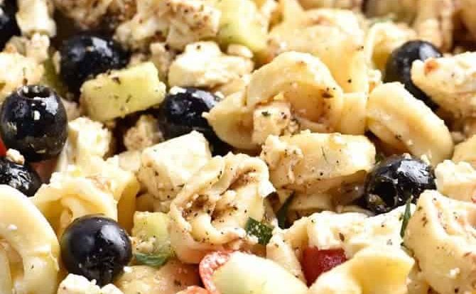 Easy Tortellini Pasta Salad Recipe - This easy Tortellini Pasta Salad recipe is a summer staple! Perfect for picnics, potlucks, reunions, or to make ahead for easy meals, this is a pasta salad you'll turn to time and again! // addapinch.com