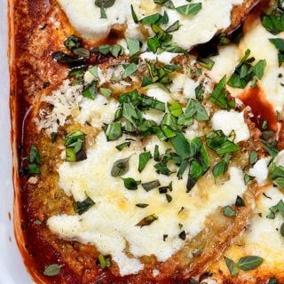 Eggplant Parmesan Recipe - Eggplant Parmesan makes a delicious and family favorite meal. This no-fry eggplant parmesan recipe is layered with baked eggplant, tomato sauce and cheese for a meatless meal the whole family loves! // addapinch.com