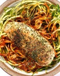 Skillet Garlic Basil Chicken Recipe - This quick and easy, one skillet Garlic Basil Chicken recipe comes together quickly for a fresh, delicious meal the whole family will love! Made with less than 10 ingredients and ready in less than 30 minutes! // addapinch.com