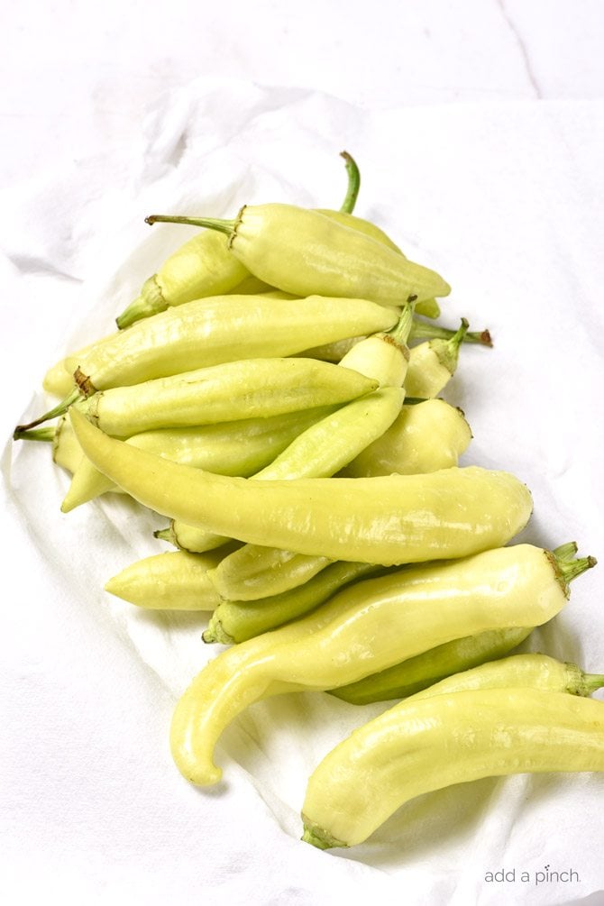 Ricetta facile dei peperoni sottaceto - Questi peperoni sottaceto sono un modo semplice e veloce per conservare banane, jalapeno e altri tipi di peperoni! Perfetto per l'utilizzo durante tutto l'anno in piatti come pizze, zuppe, insalate, panini e molti altri! // addapinch.com