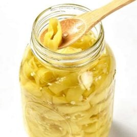 Easy Pickled Peppers Receita - Estes Pimentos em Pickles fazem uma maneira rápida e fácil de preservar a sua banana, jalapeno e outros tipos de pimentos! Perfeito para usar durante todo o ano em pratos como pizzas, sopas, saladas, sanduíches e muitos mais! // addapinch.com