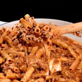 Skillet Beef Ziti Recipe - This Skillet Beef Ziti Recipe makes a quick and easy weeknight supper that the whole family loves! The pasta cooks right in the skillet and goes straight from the cooktop to the table in 30 minutes! // addapinch.com