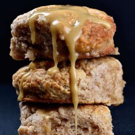 Ces biscuits sucrés à la cannelle crient pratiquement l'automne ! Mais ensuite, lorsque vous les arrosez avec ce glaçage au cidre de pomme, ils deviennent éthérés ! Si facile à préparer, c'est une recette de biscuits que vous voudrez faire encore et encore ! // addapinch.com