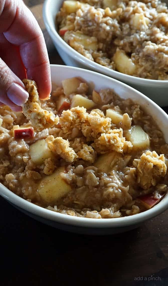 Apple Crisp Oatmeal - Apple Crisp Oatmeal is the perfect combination of everyone's favorite fall dessert and breakfast! Ready in minutes, my apple crisp oatmeal is definitely a family favorite! // addapinch.com